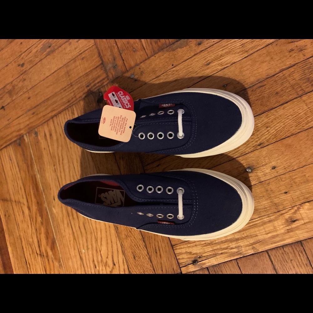 New Vans Women’s Navy Size 6.5 Classic Sneaker